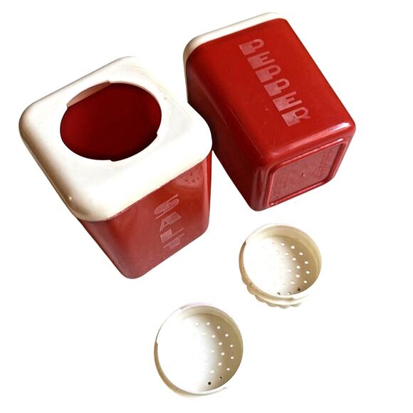 Vintage 1940's Red & White Plastic Salt & Pepper Shakers LUSTRO WARE Kitchen Set - Picture 9 of 9